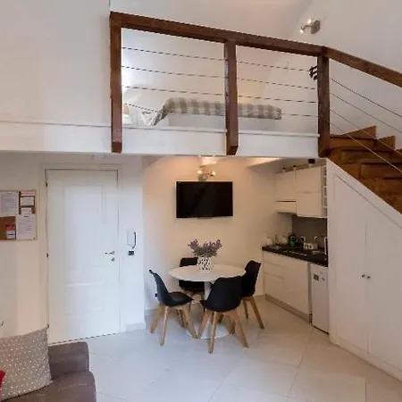 Santi Apostoli House アパート ナポリ